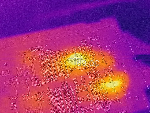 Thermal image of the same BMS board after my fix, the hot spots down to about 69 °C.